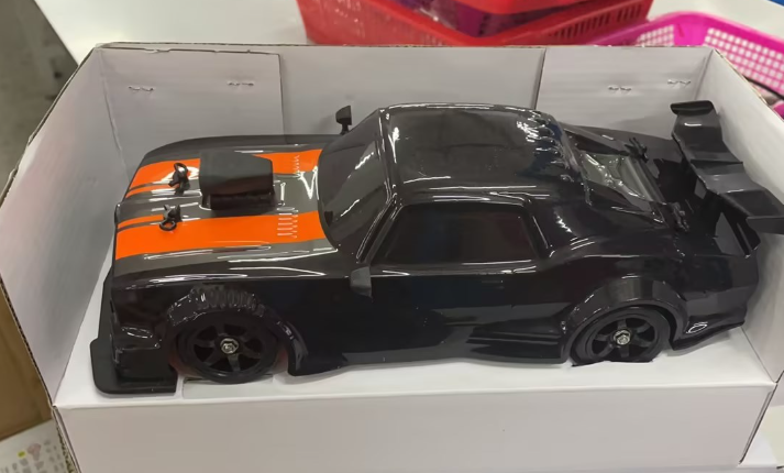 Coche RC Drift Alta Velocidad 1:16 – Control Remoto 2.4G y Neumáticos Drift